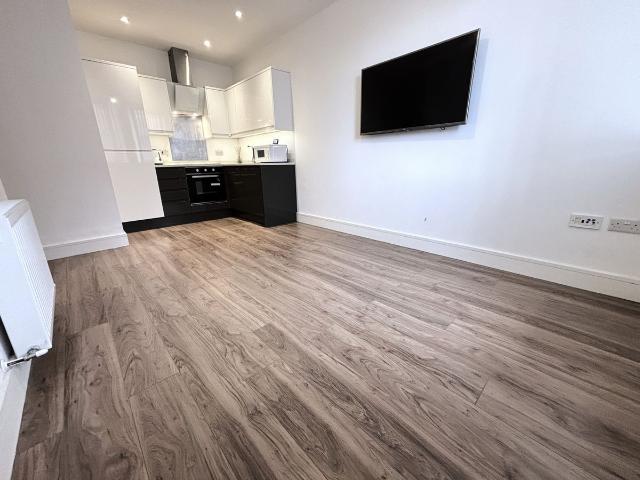 Eleanor Cross Road, Waltham Cross EN8, 2 bed flat to rent, £1,500 pcm | PrimeLocation