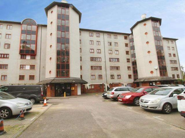 Eleanor Way, Waltham Cross EN8, 1 bed flat to rent, £1,250 pcm | PrimeLocation