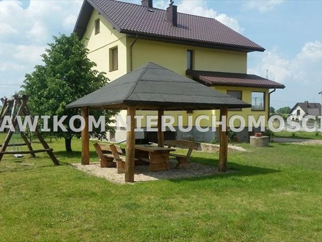 Przestronny dom 240 m² z dużą działką i budynkami gospodarczymi