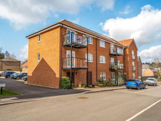 Electric Close, Godalming GU7, 2 bed flat to rent, £1,950 pcm | PrimeLocation