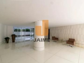 Elegância Clássica com Metragem Imponente e Vista para o Vale do Pacaembu