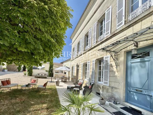 Ancienne propriété viticole du XIXe Siècle alliant Charme Hi. 450m² Saintes