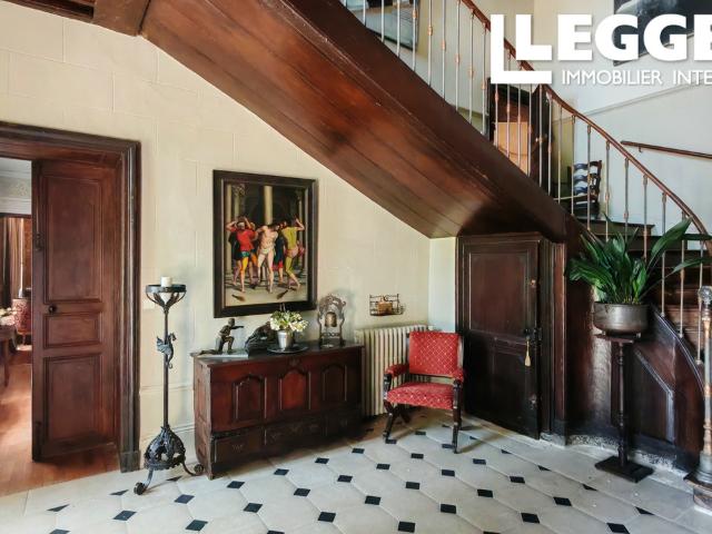 Élégant manoir du XVIIIe avec superbe cour centrale, aile d’amis et dépendances sur 3,9 hectares