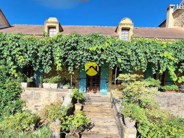 Élégant Manoir en Pierre à Belves