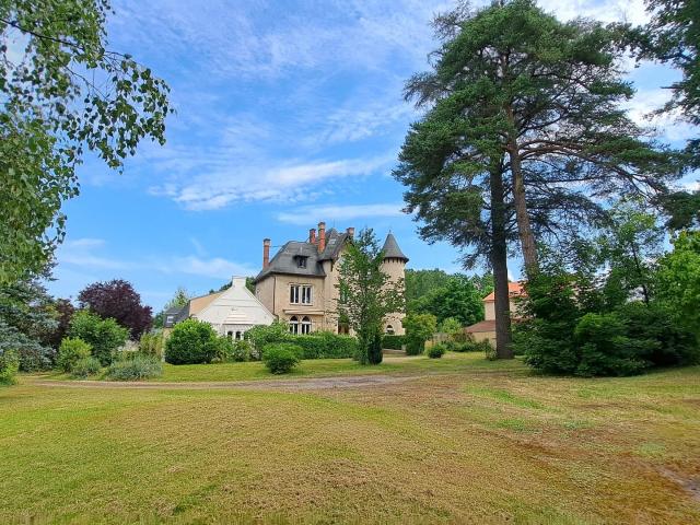 Elégant manoir néo gothique avec bureaux et parc à Thiers 1239m² Thiers