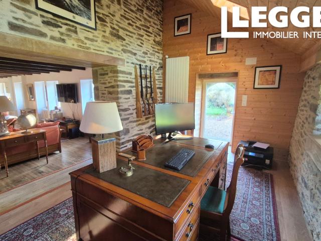 Elégant Manoir en pierre de 192m2 habitable, lumineux, 1,07 ha, dépendances, idéal chevaux, proche Carhaix