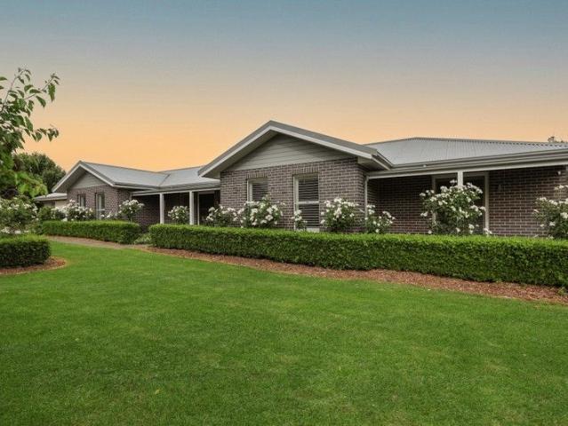 ELEGANT MASTER BUILT RESIDENCE IN A PRESTIGE LOCATION