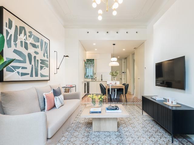 Elegant modernist apartment with balcony in L'Eixample