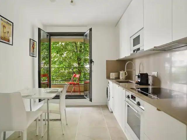Elegant New Apartment with Balcony 16ème, Paris Amsterdam Apartments for Rent