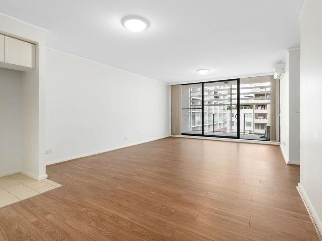Elegant One Bedroom Plus Study in Ultra Convenient Location