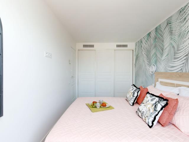 Elegant One Bedroom with Sea View, Balcony & Whirlpool Bath — 100 m from the Beach