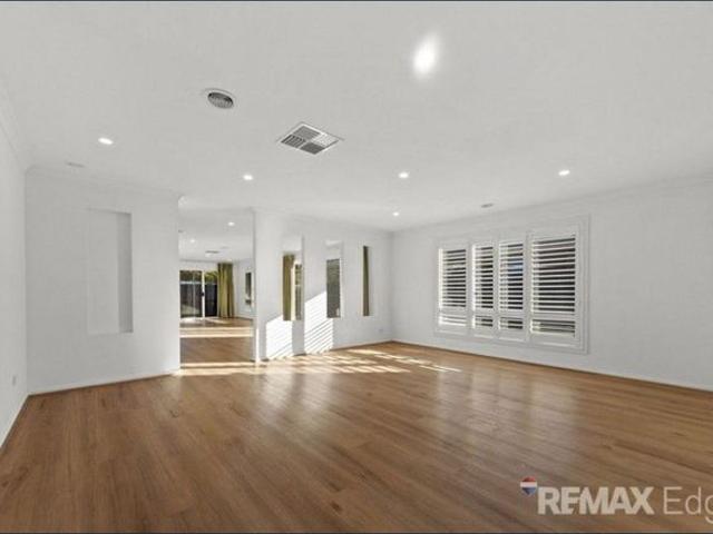 Elegant and Spacious 4 Bedroom Home in Point Cook