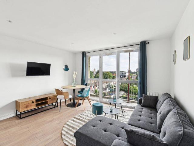 Élégant appartement de 2 pièces meublé de 56m² avec balcon à 980