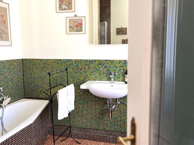 Elegant Art Deco flat Quiet & bright near everything, 2 full bathrooms, Basel Amsterdam Apartments for Rent