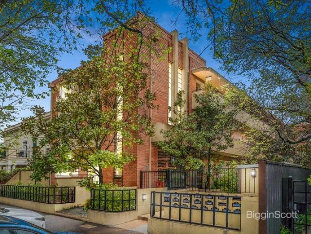 ELEGANT ART DECO LIVING IN COVETED EAST MELBOURNE