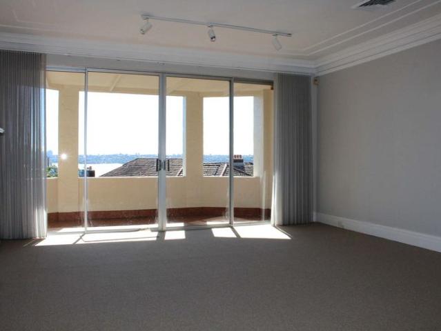Elegant Art Deco Three Bedroom Apartment in Prestigious Bellevue Hill with fantastic harbour and city views [Brand New Carpet]
