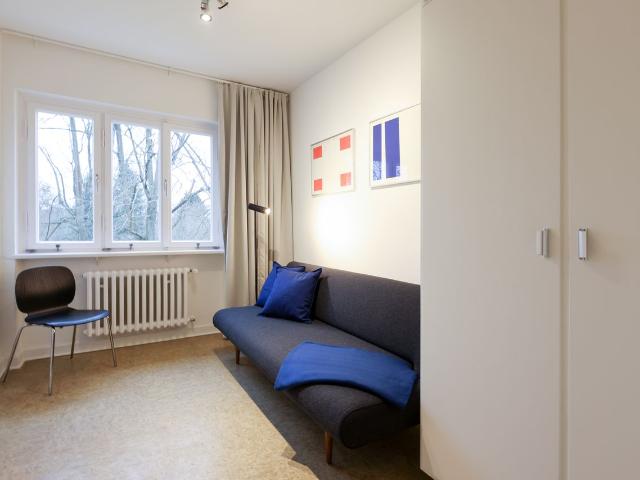 Elegant Bauhaus Style Family Home with Large Garden by Dreipfuhlpark – Temporary Living in Berlin Zehlendorf, Berlin Amsterdam Apartments for Rent