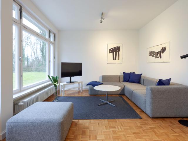 Elegant Bauhaus Style Family Home with Large Garden by Dreipfuhlpark – Temporary Living in Berlin Zehlendorf