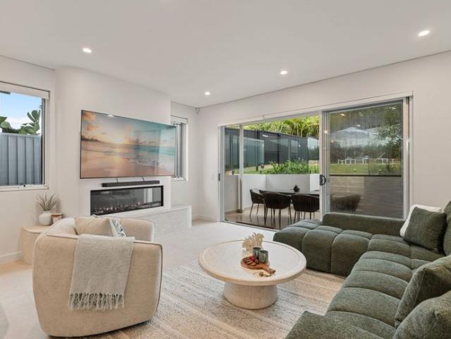 Fully Furnished | Elegant Bayside Residence with Pool & Water Glimpses | 3 4 Month Lease