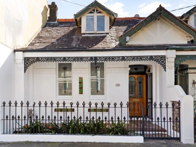 Elegant c1900 terrace close to King Street