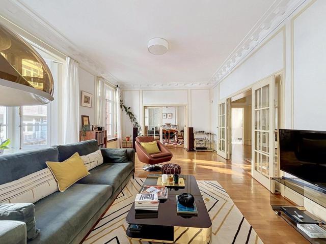 Elegant character apartment with generous volumes