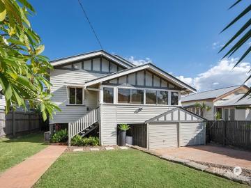 Elegant character home with swimming pool and coveted address 607m2