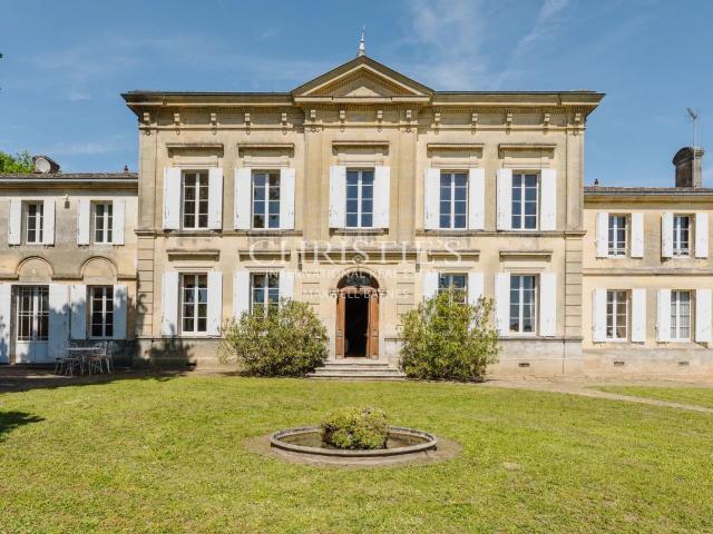 Élégant Château de Bourg du XIXe siècle au cœur de Saint Émi. 391m² Saint Emilion