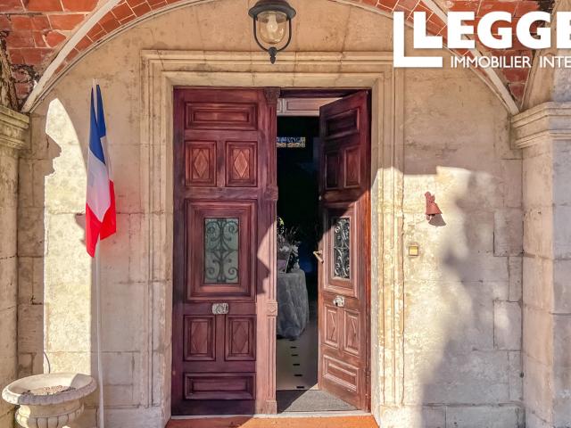 Élégant château du XIXe siècle avec revenu hôtelier établi dans le Sud Ouest de la France