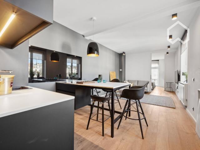 Elegant City Apartment with Balcony, Dusseldorf Amsterdam Apartments for Rent