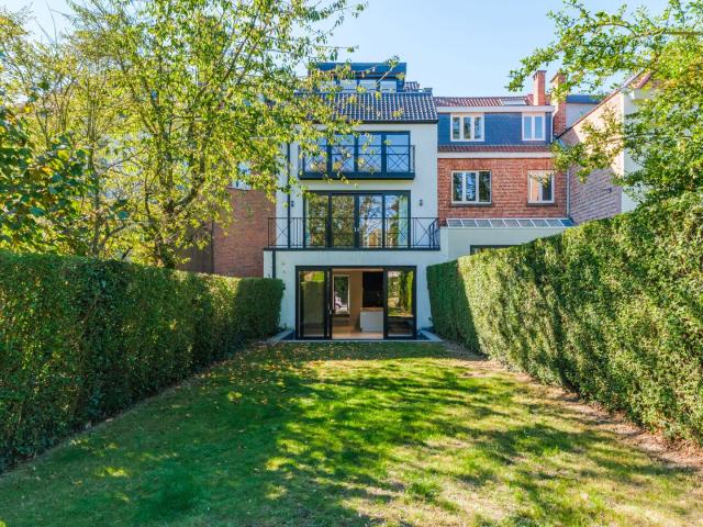 Elegant contemporary 4 bedroom home with garden and garage