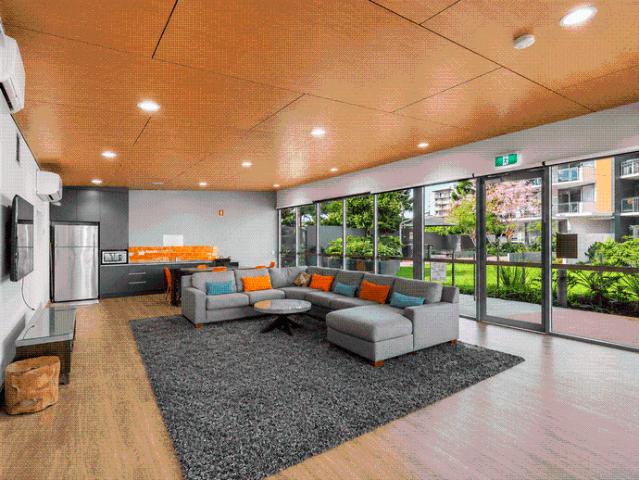 Elegant & Contemporary Apartment with New Carpet, Balcony & City Views!