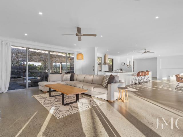 Elegant Contemporary Residence on 1310m² with Panoramic Views & Superior Entertaining