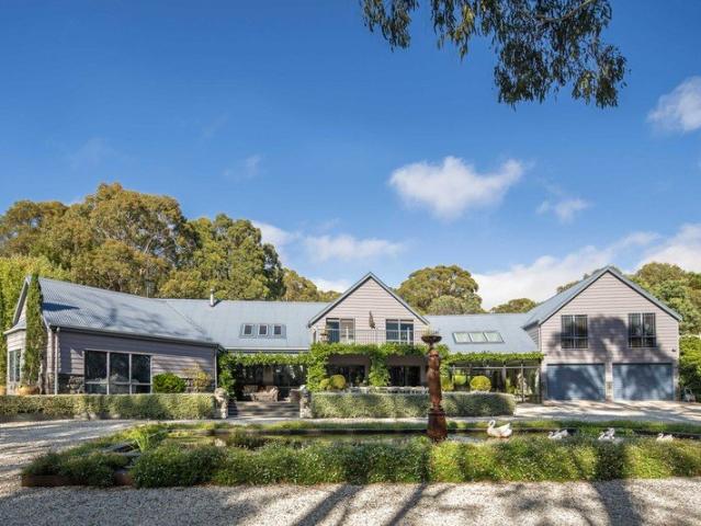 Elegant Country Living Awaits on 5.9ha approx