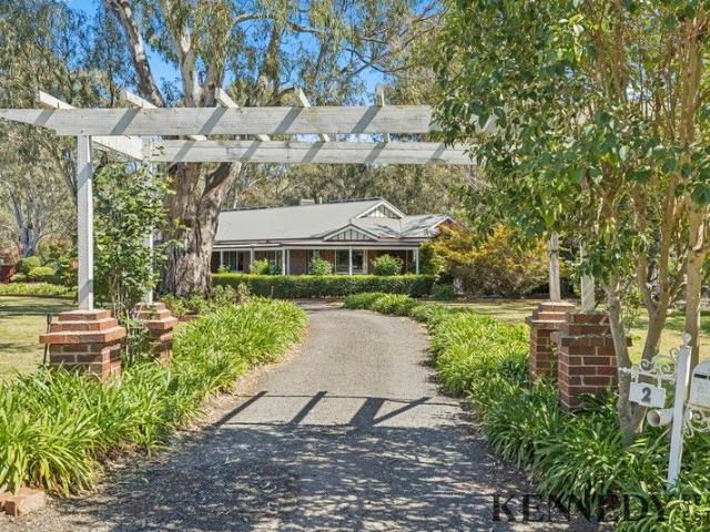 Elegant Country Living Space, Style & Privacy on Over an Acre