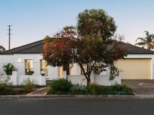 Elegant Courtyard Living in a Peaceful Coastal Setting