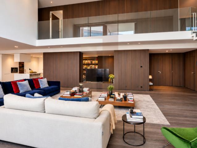Élégant duplex contemporain avec double hauteur et services hôteliers