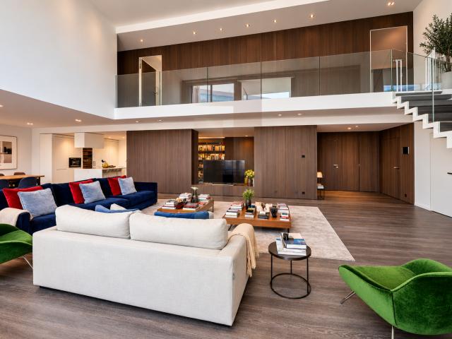 Élégant duplex contemporain avec double hauteur et services hôteliers Leonard Properties SA