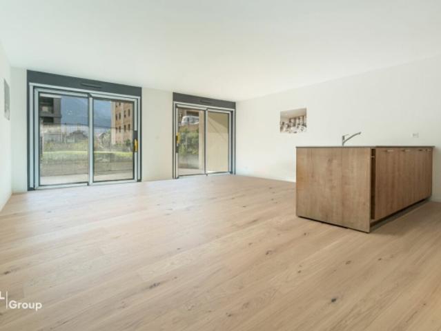 Elégant duplex conjuguant vie privée et professionelle