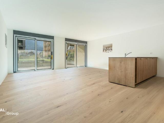 Elégant duplex conjuguant vie privée et professionelle