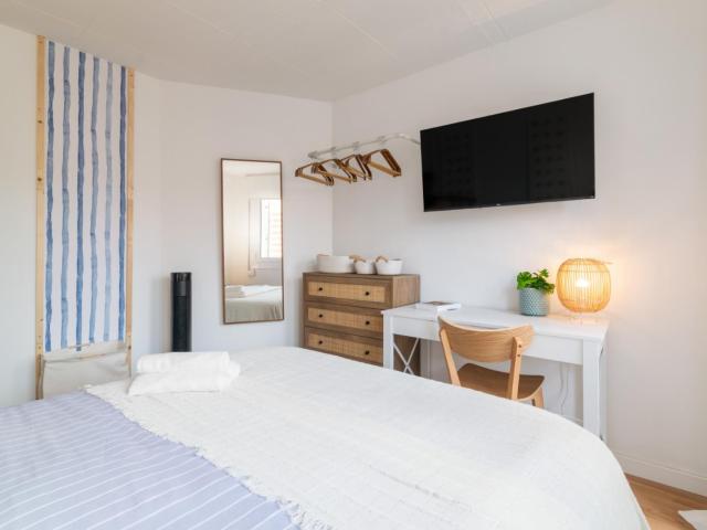 Elegant double bedroom with a terrace, in El Camp de l'Arpa del Clot