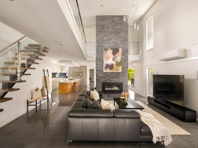 Elegant entertainer steps from Ranelagh Beach