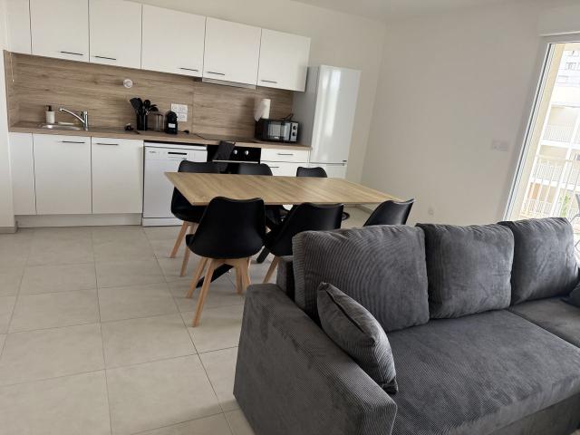 Elegant furnished T3 with terrace and parking, Marseille Amsterdam Apartments for Rent