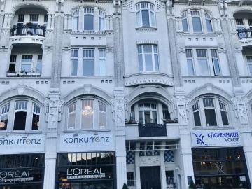 Grand living in the bel étage, close to Parkallee