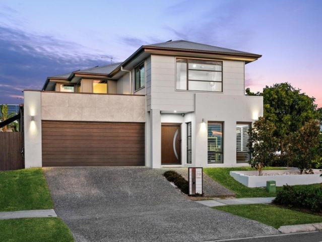 Elegant Family Entertainer With Pool, Side Access And Space
