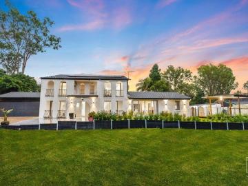 Elegant Family Entertainer in a Prestigious Mount Ommaney Court