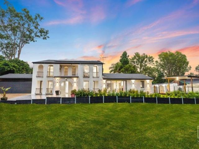 Elegant Family Entertainer in a Prestigious Mount Ommaney Court