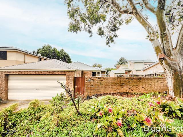 Elegant Family Haven in Wheelers Hill