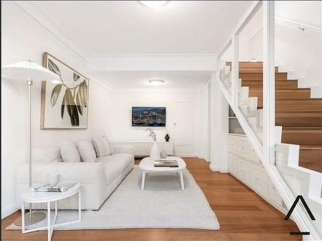 Elegant Family Home in a Prestigious Peninsula Setting