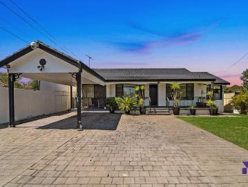 Elegant family home with a detached retreat enjoys a prized cul de sac location