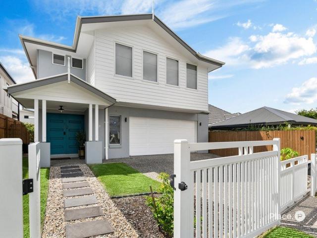 Elegant family home with swimming pool and prime address